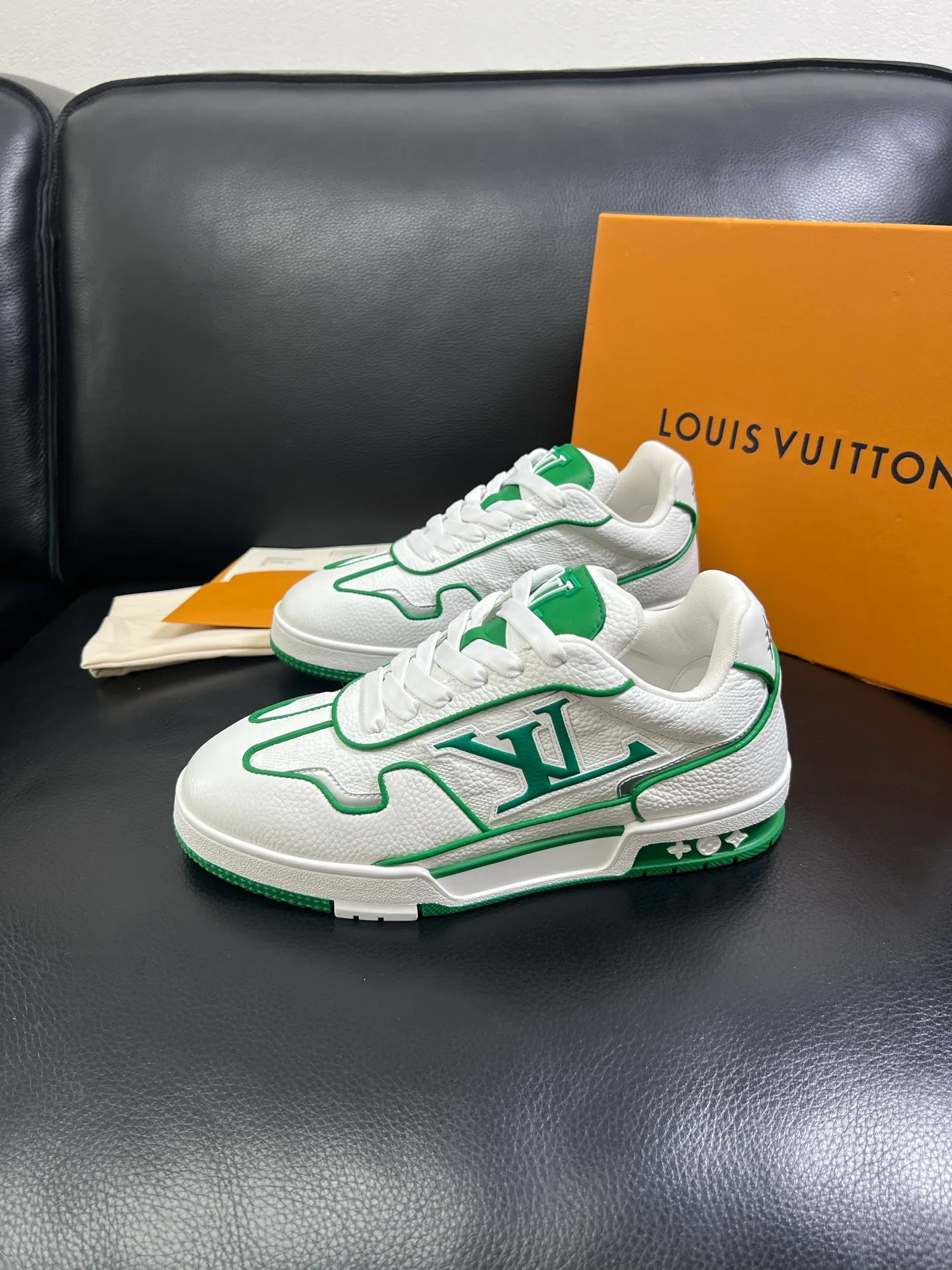 Men's shoes💰840 Lv 🔍Top purchasing agent🇮🇹 Louis Vuitton, the sports sneaker counter is synchronized, the uppers are imported from Italy, high-quality splicing colorful and complex crafts, the imported mesh padding is soft and comfortable, soles: original soles specially provided by the original factory, T men's men's shoes 💰U exclusive movable molded soles are super comfortable, original factory and single goods, 🔍🔍high quality, you can enter and leave the counter at will, welcome to compare, code number 39-44 (customized 38 45) 85878